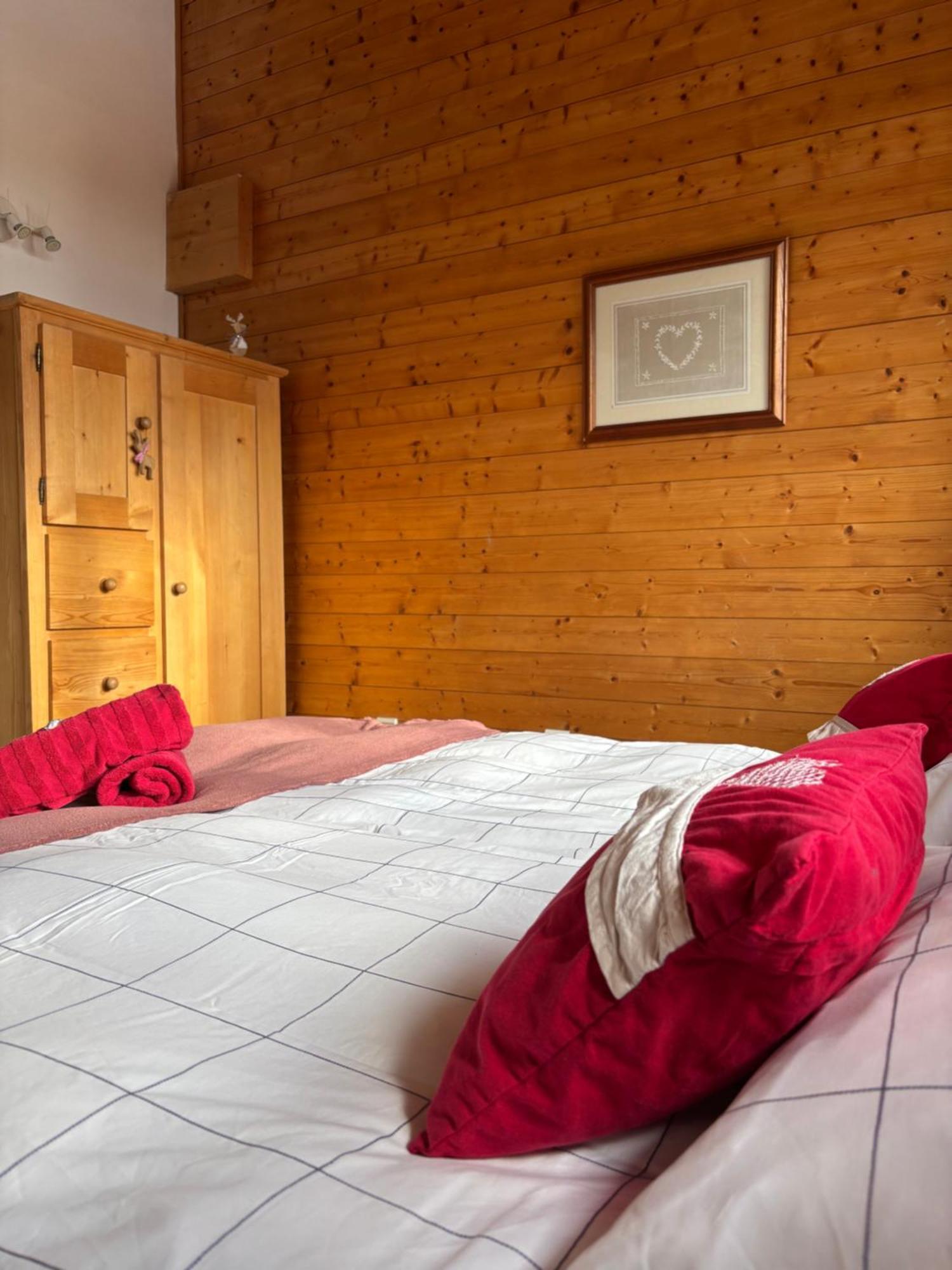 Central Hostel Châtel Eksteriør billede